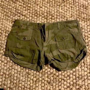 Camouflage print linen shorts